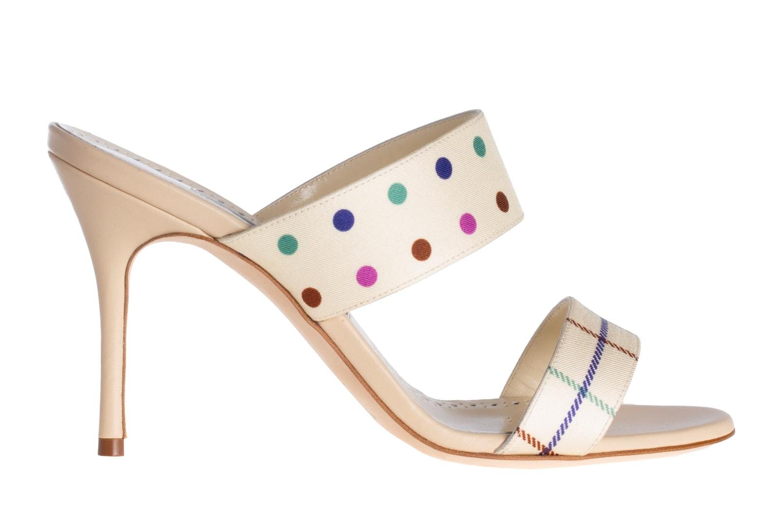 マノロ ブラニク“50年代パリ着想”のレトロシューズ、リボンサンダル