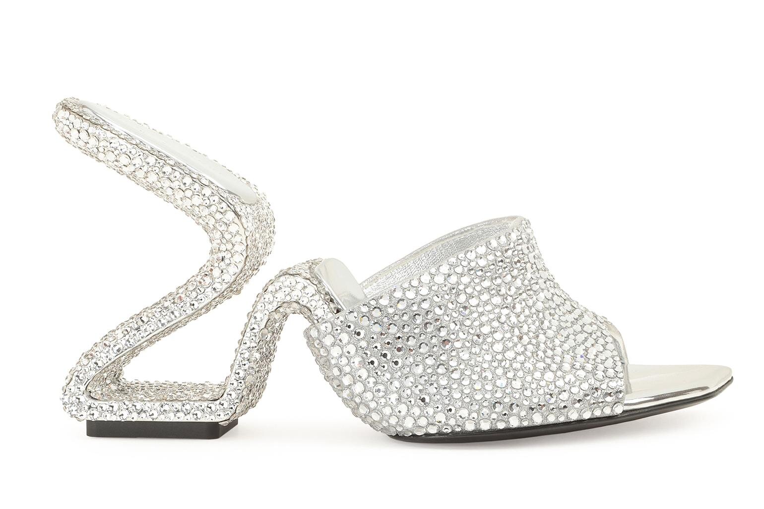 セルジオ ロッシのシルバーサンダル、“煌めくビジュー”＆彫刻ヒールで