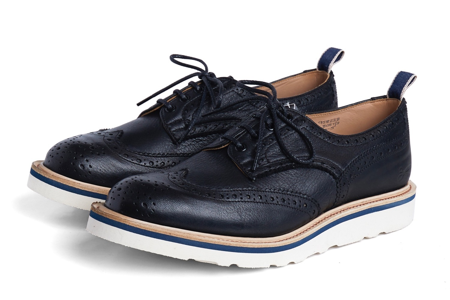 デンハム×トリッカーズのブローグシューズ、最軽量ヴィブラムソールで