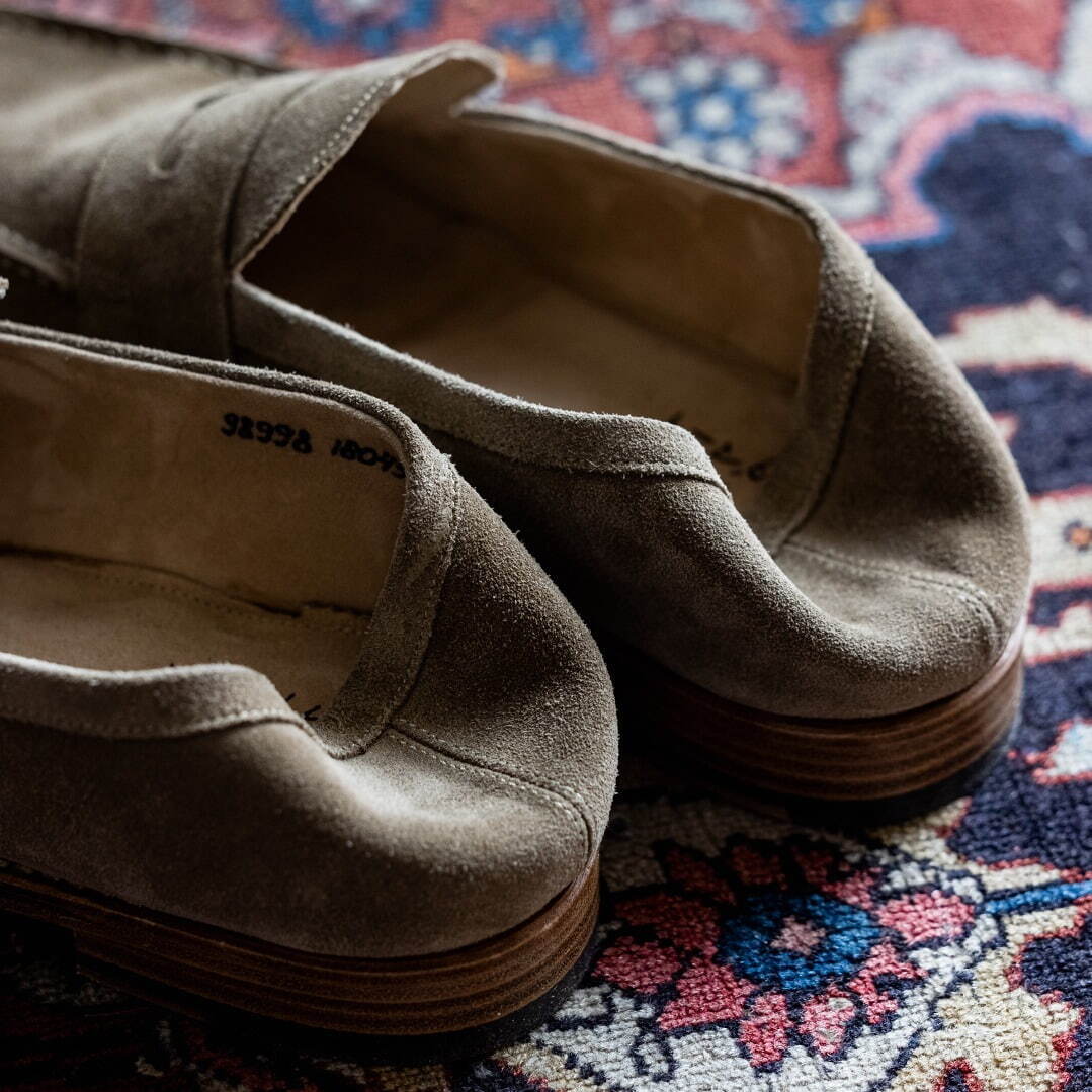 ジャランスリウァヤ × ハラダマニアのコラボシューズ、“かかとを踏める