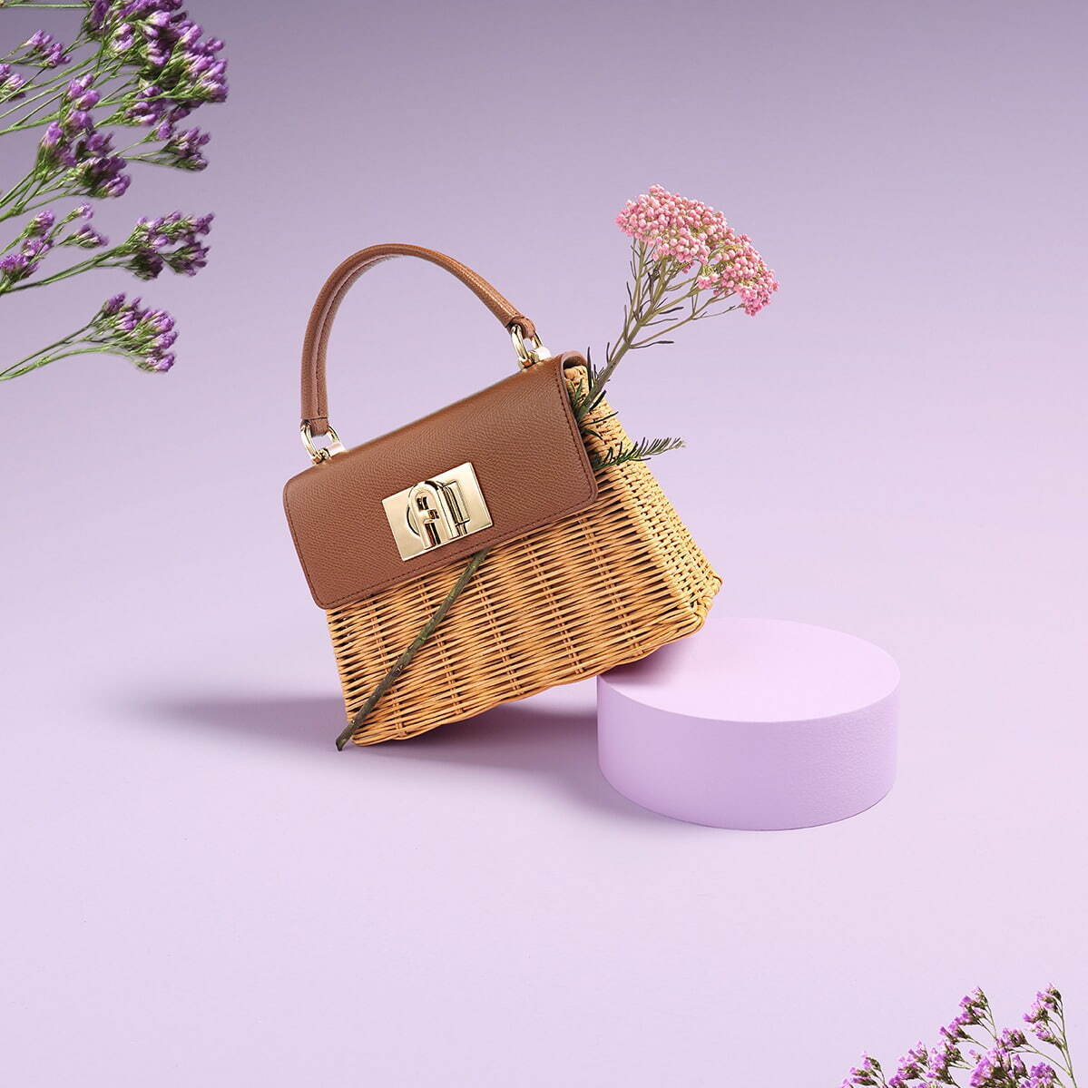 フルラ“涼し気ラタン×ホワイトレザー”の限定ハンドバッグやパイソン柄