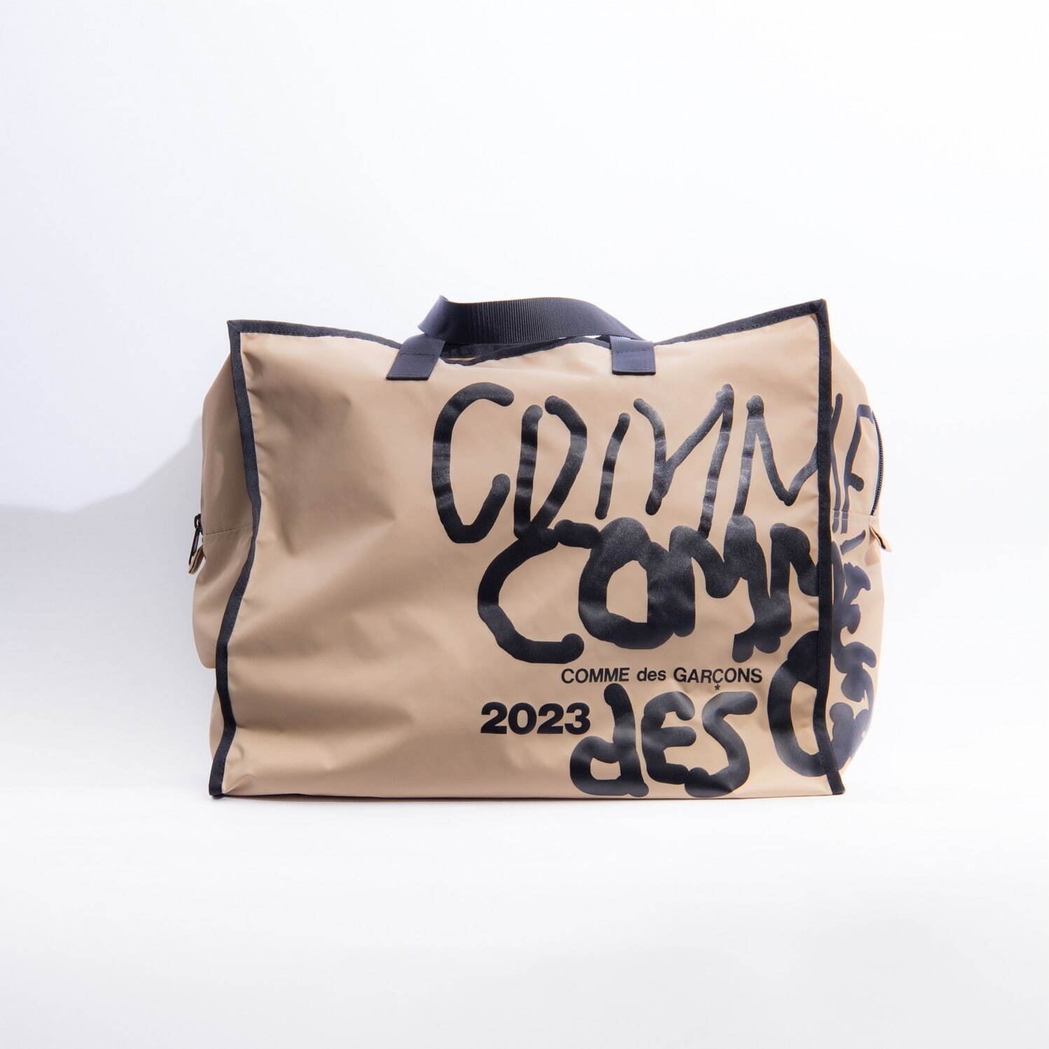 コム デ ギャルソンより「メッセージ ショッピング バッグ」ブラック