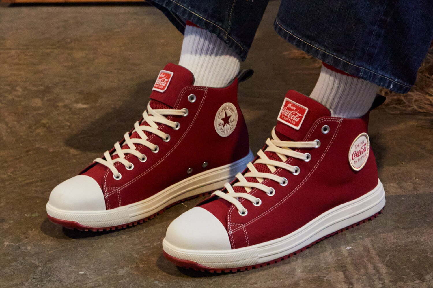 コンバース「コカ・コーラ」コラボスニーカー、“ロゴワッペン”付き安全