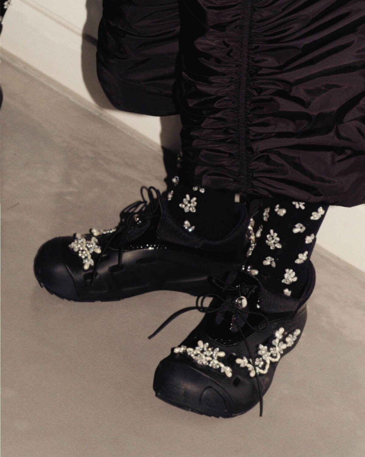 シモーネ ロシャ×クロックス“大粒パール＆ビジュー付き”コラボサンダル