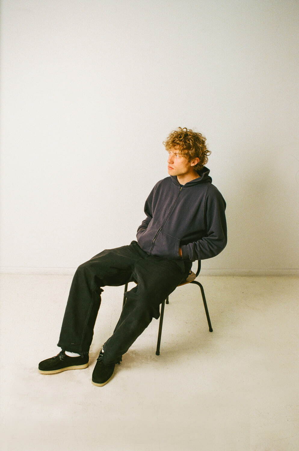 クラークス オリジナルズ“落書き風”デボス加工入り「ワラビー