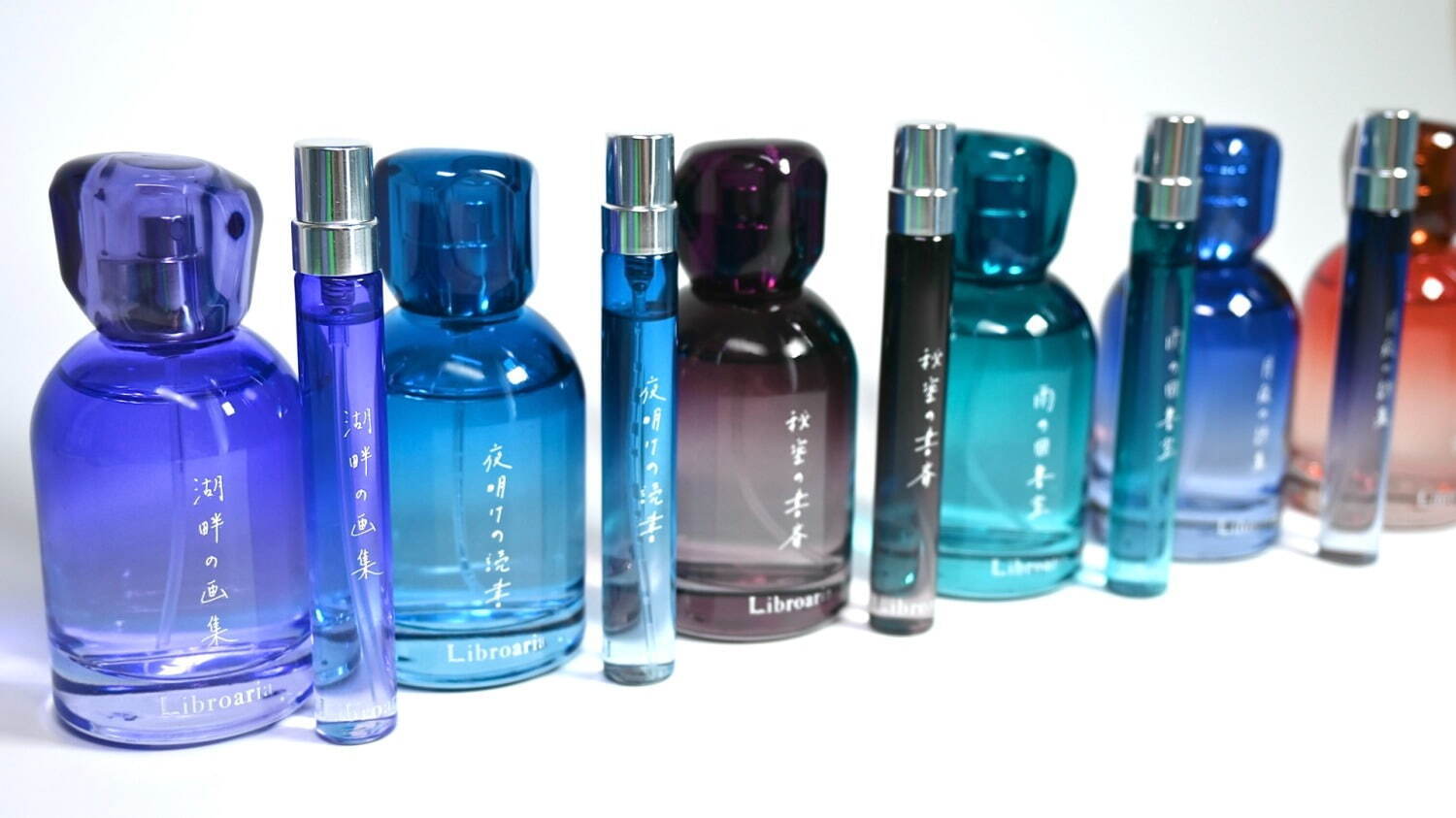 出版社生まれの香水「湖畔の画集」“静かな湖のほとり”を表現