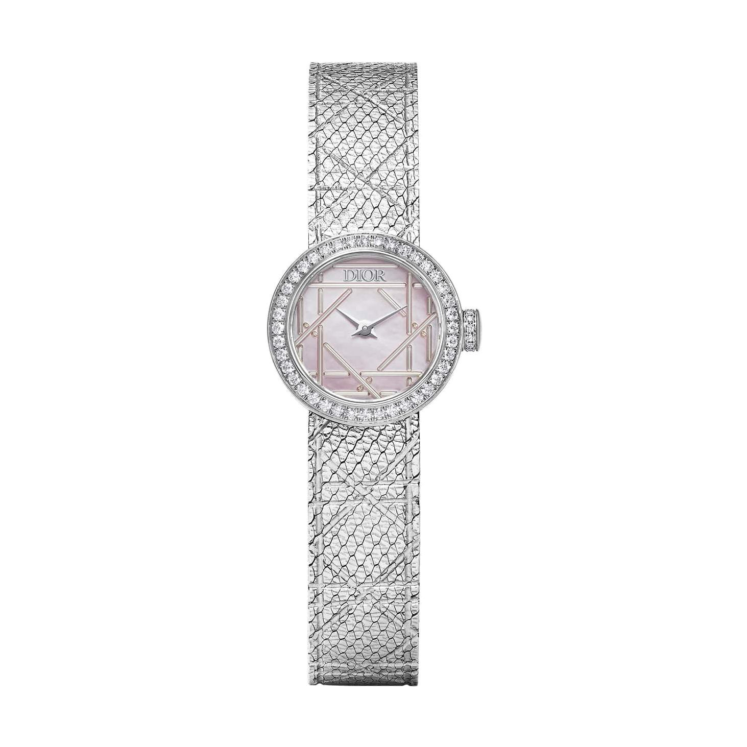 ディオールのウィメンズ腕時計、手彫りの「カナージュ」際立つ