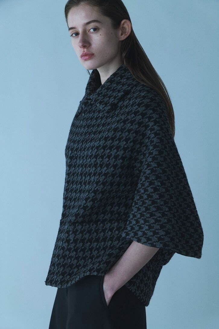 ヨウジヤマモト コレクションズ、“花瓶”のような襟のメルトンコートや