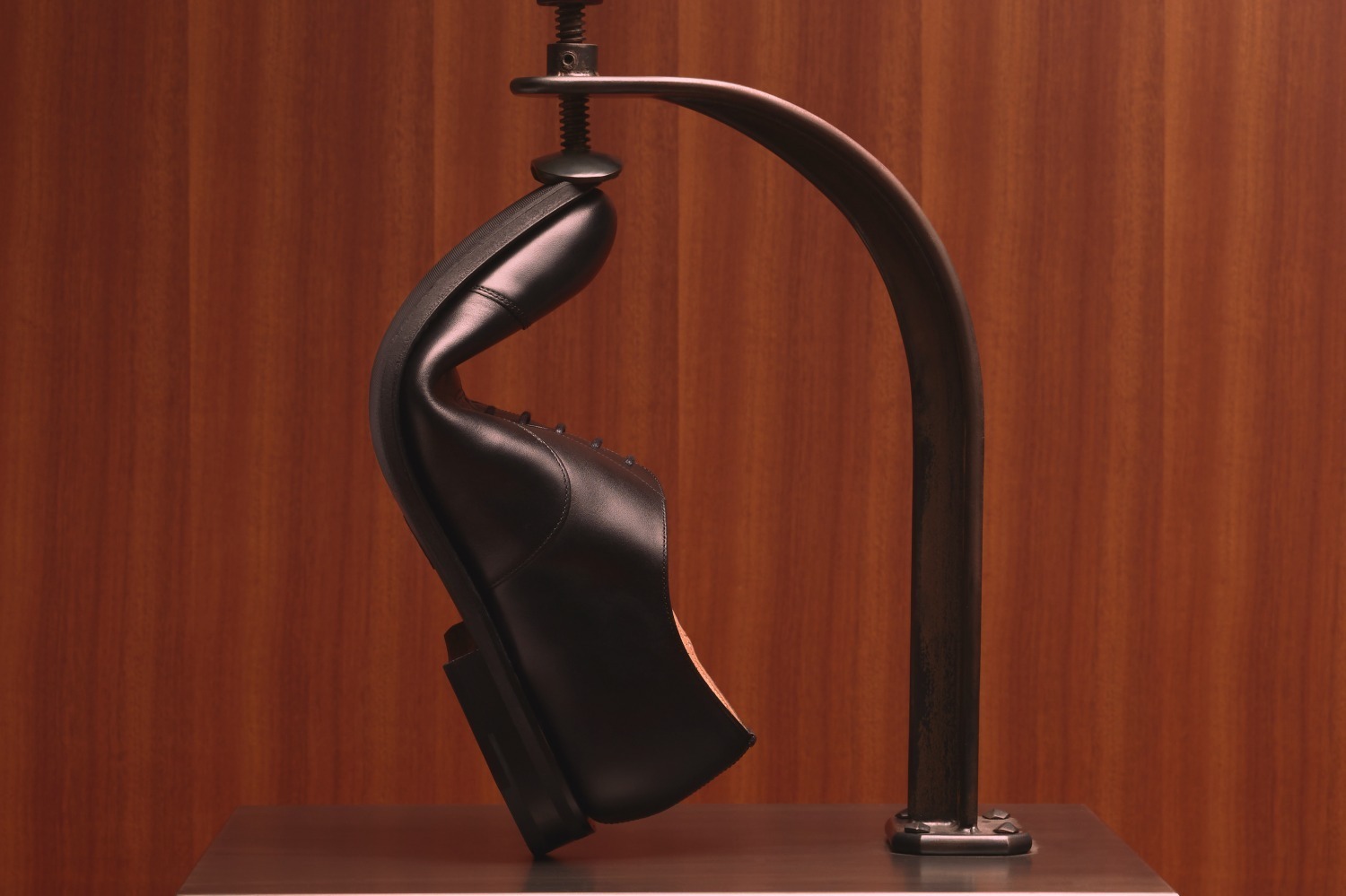 チャーチの革靴「コンサル」を快適ラバーソールでアレンジした新作