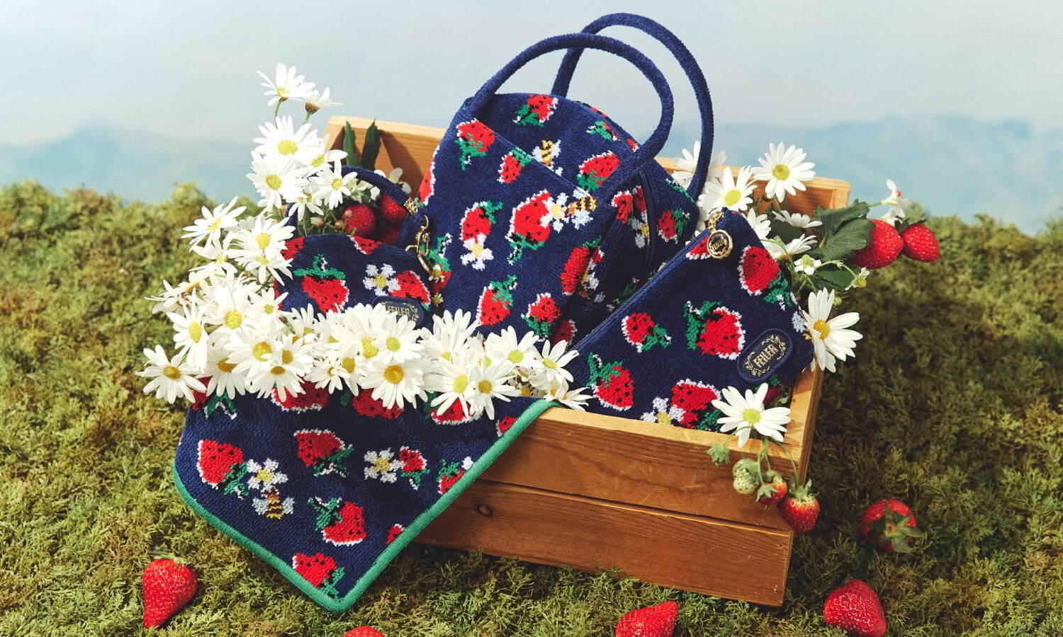 ミュベール × フェイラー“幸せ運ぶ”ハチとイチゴのミニボストンバッグ