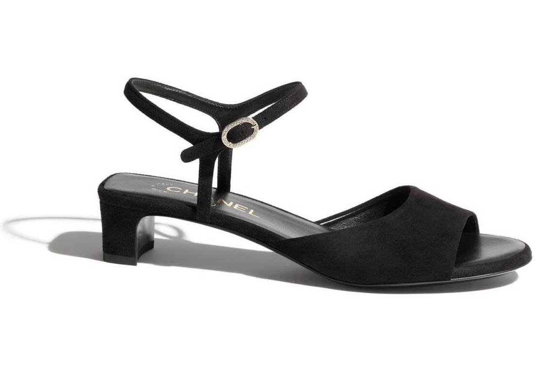シャネル ココ ビーチ」マットブラックのストラップサンダルや“ダブルC