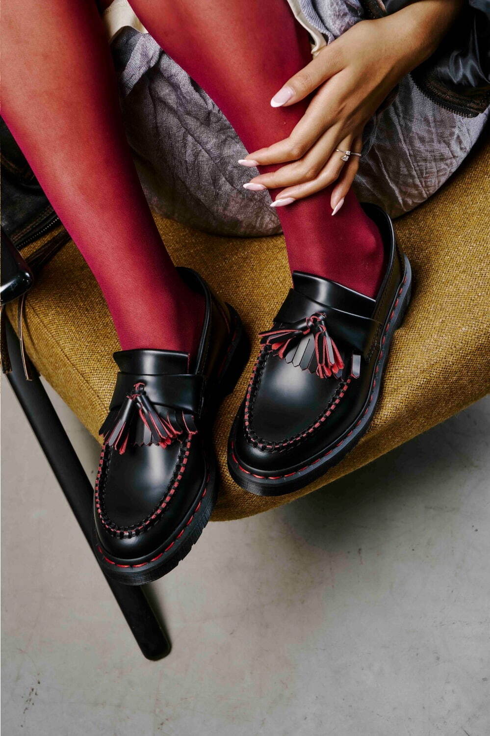 ドクターマーチンのローファー「エイドリアン」“レッド覗く”タッセル