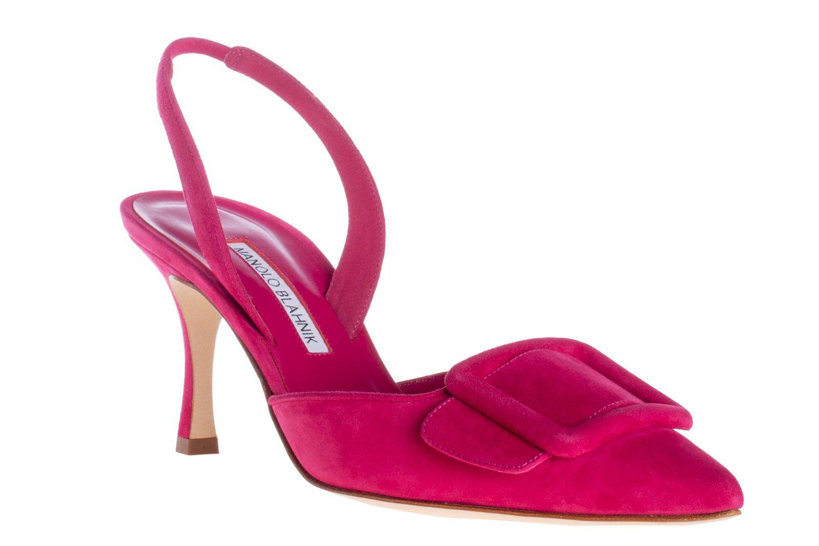 マノロ ブラニク“大胆スクエアバックル”のフラットシューズ、鮮やか