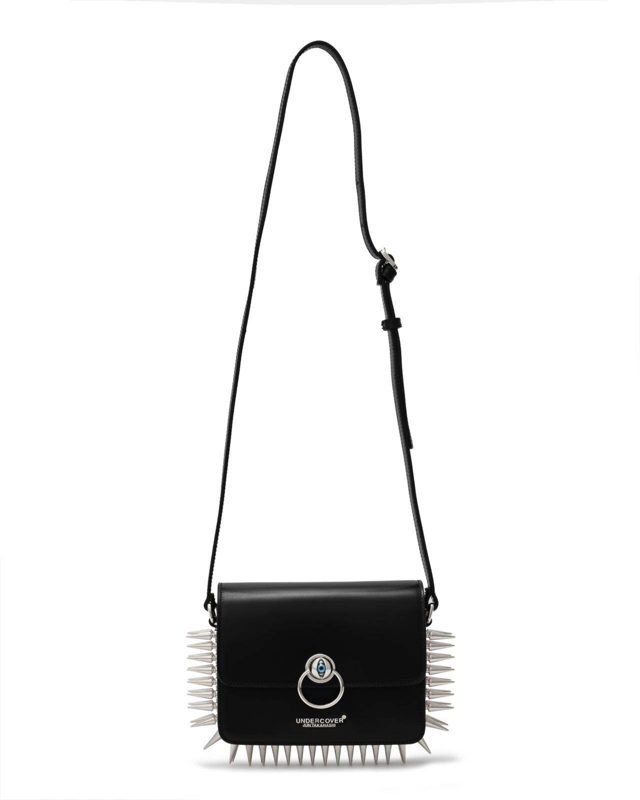 アンダーカバー“目玉”クラスプのレザーショルダーバッグ、大胆なメタル