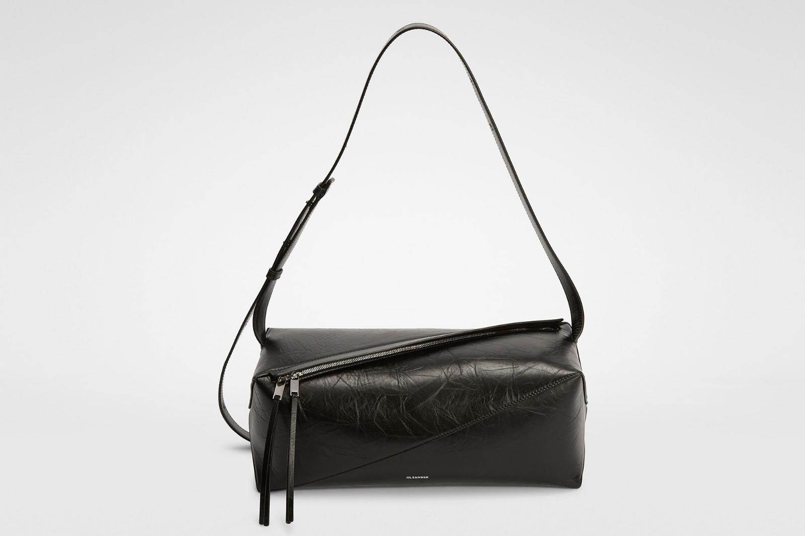 ジル サンダー“スクエア型”メンズレザーバッグ、スタッズの並ぶ革靴や