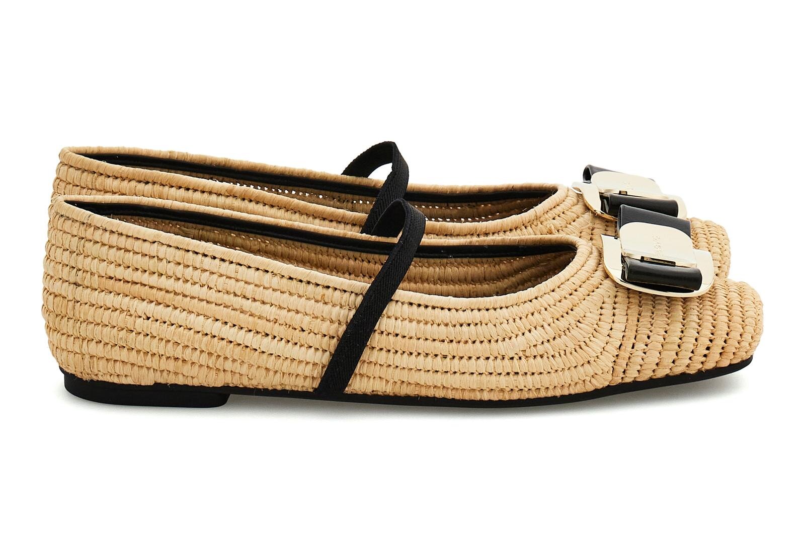 フェラガモ“ヴァラ”リボンのラフィア編みバレリーナシューズ＆フラット