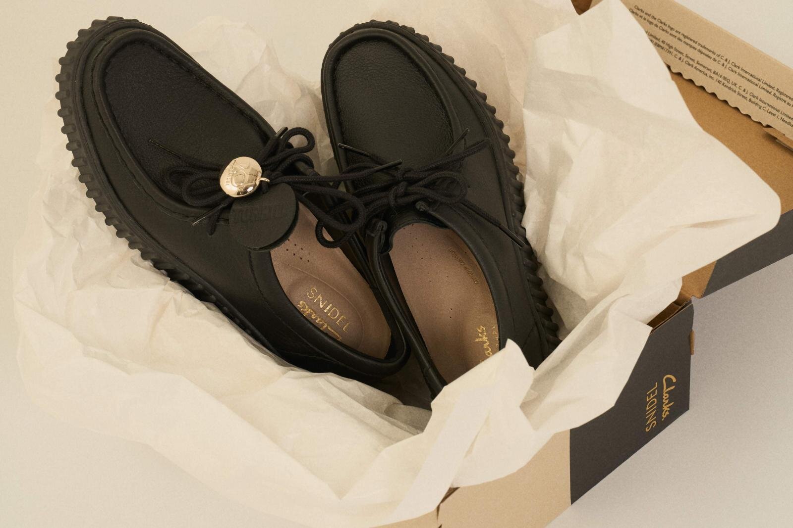 スナイデル×クラークス“ギザギザ”ソールの厚底レザーシューズ、ベロア