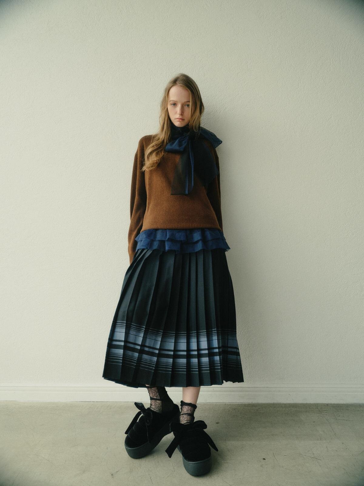 ぬいぐるみ風”ファー＆ベルベットリボンの厚底サンダル、スブ×ルシェル