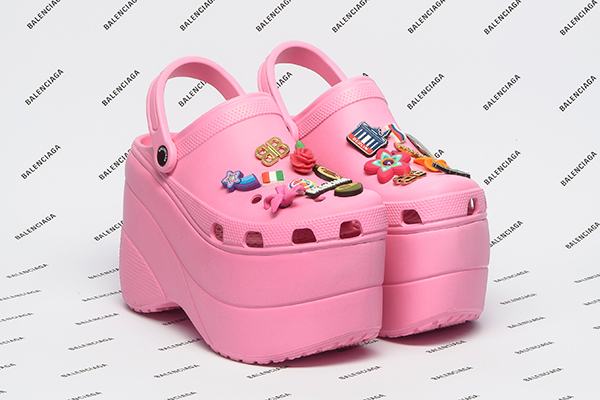 バレンシアガ×クロックスのコラボシューズ「The “Foam”」10cmの