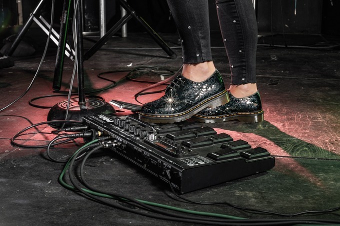 ドクターマーチン、指でなぞると