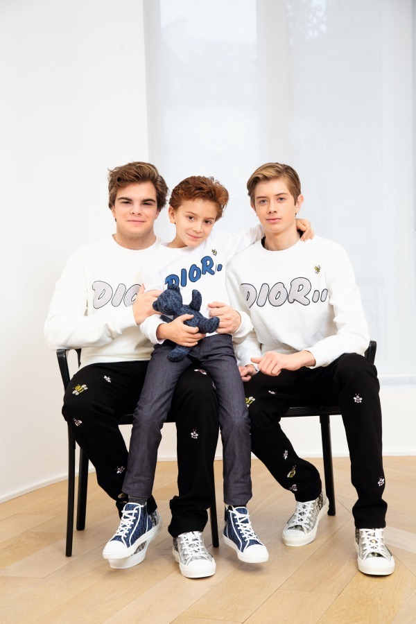 ベビー ディオールの新キッズウェア、KAWSによる総刺繍の“BEE”モチーフ