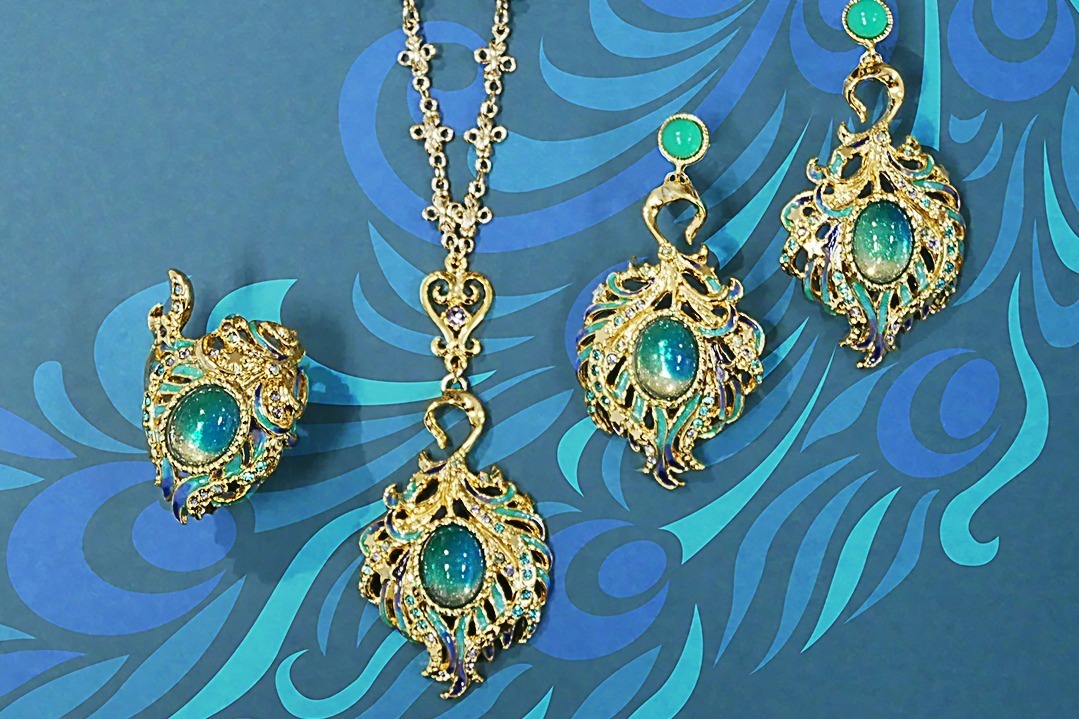 アナ スイ“孔雀の羽根”モチーフのお守りジュエリー、エキゾチックな