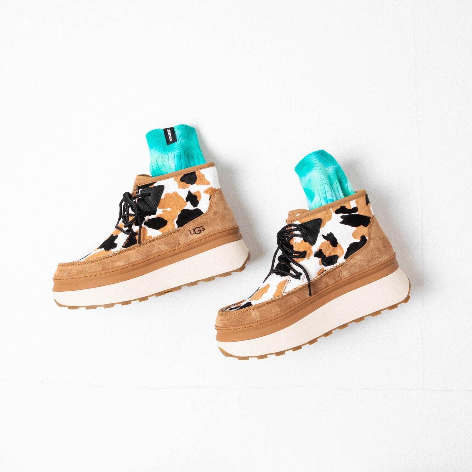 UGGから“牛柄”の新作シューズ、ふわふわシープスキンブーツや厚底