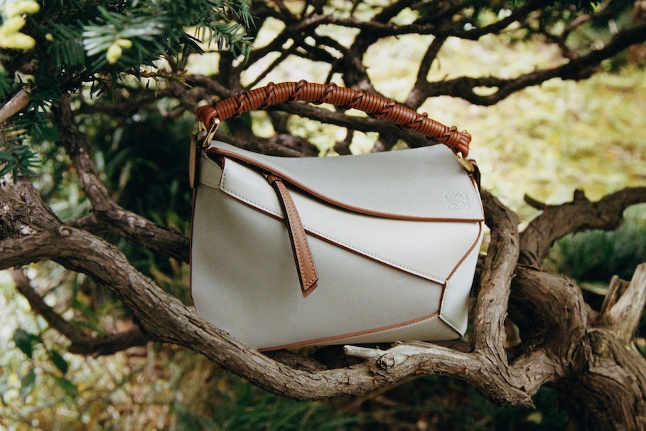 ロエベの人気バッグ「パズル」“手編みトップハンドル”の新モデル