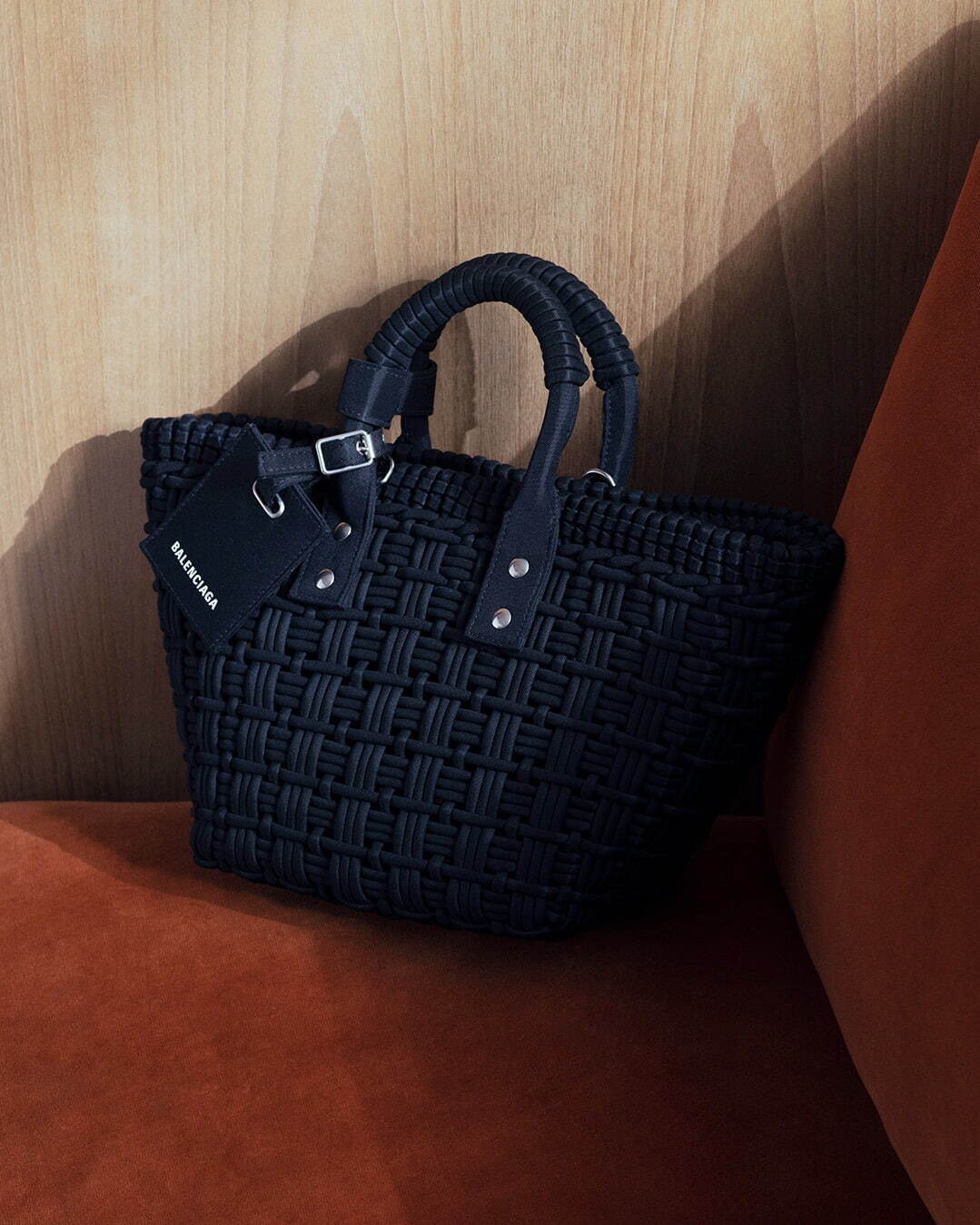 バレンシアガ「ビストロ」“ラタン製家具”着想バスケットバッグ