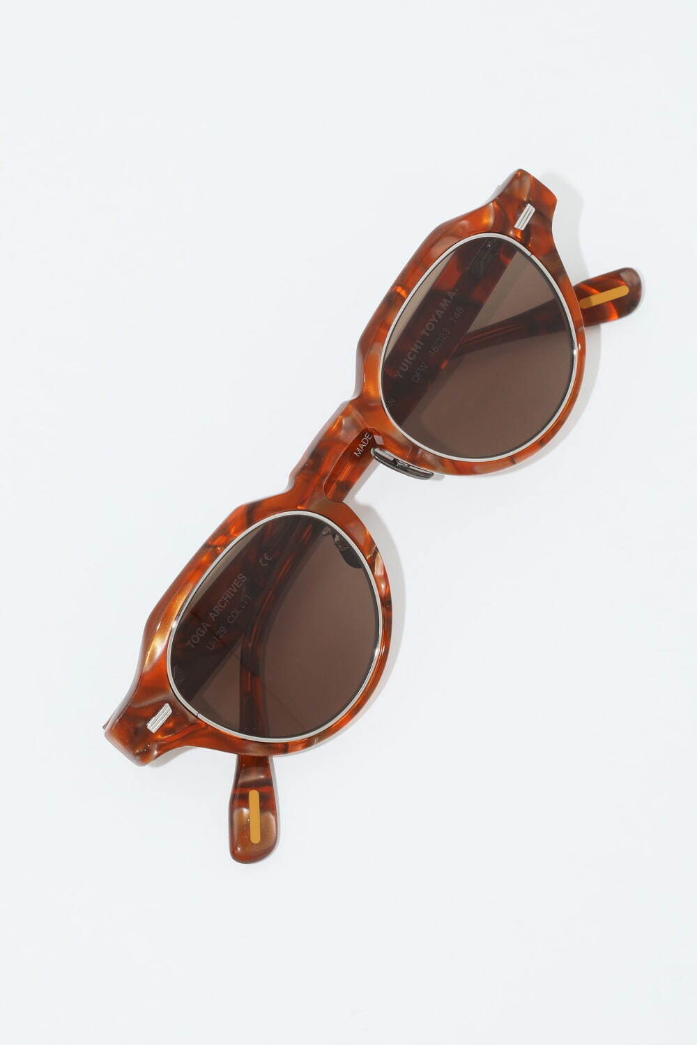 トーガ × ユウイチ トヤマ.のアイウエア、マーブル柄サングラス＆“一筆