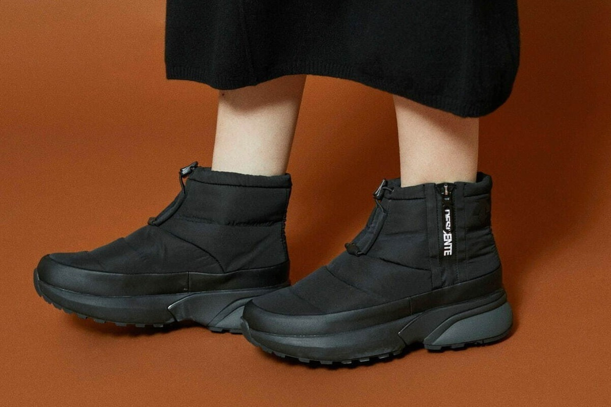 エミ「デサント」と初コラボ“オールブラック”の別注ウィンターブーツ