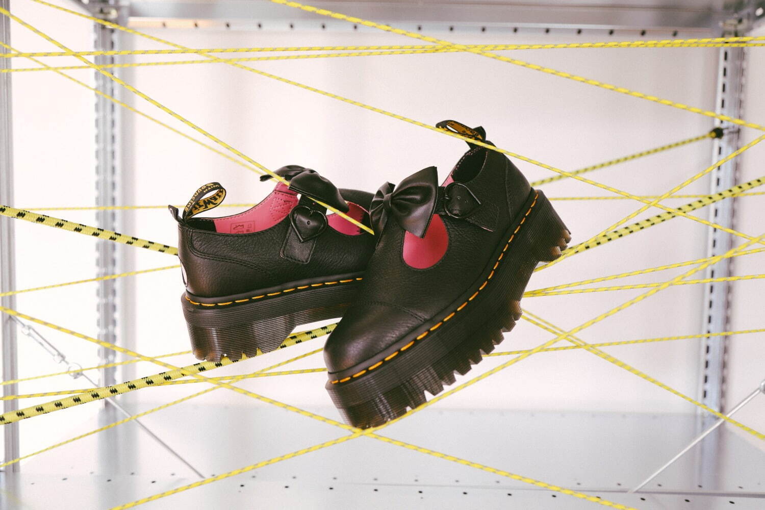 ドクターマーチン×レイジー・オーフ新作、リボン付き厚底ブーツや
