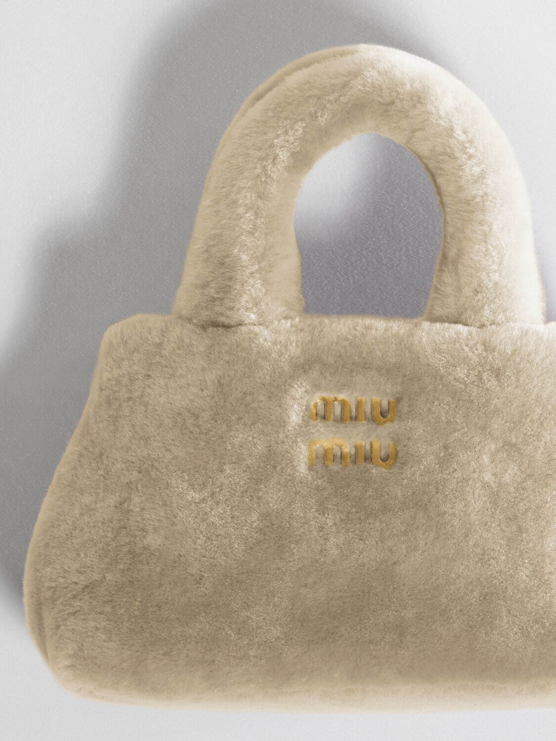 ミュウミュウ“ふんわり”シープファーの「ミュウ ワンダー」新作バッグ