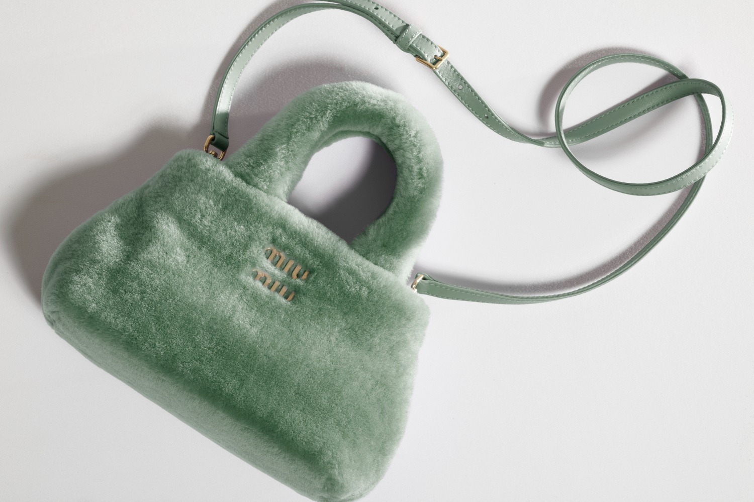 ミュウミュウ“ふんわり”シープファーの「ミュウ ワンダー」新作バッグ