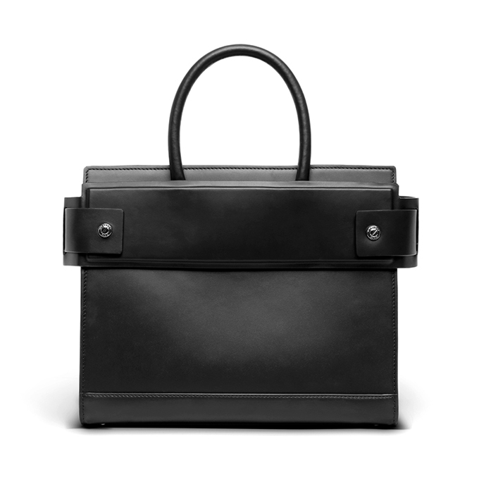 ジバンシィの新アイコンバッグ「ホライゾン」単一カラーにレザーベルト