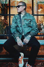 写真6/17｜サカイ×ジャンポール・ゴルチエの“タトゥー柄”ブルゾン＆T