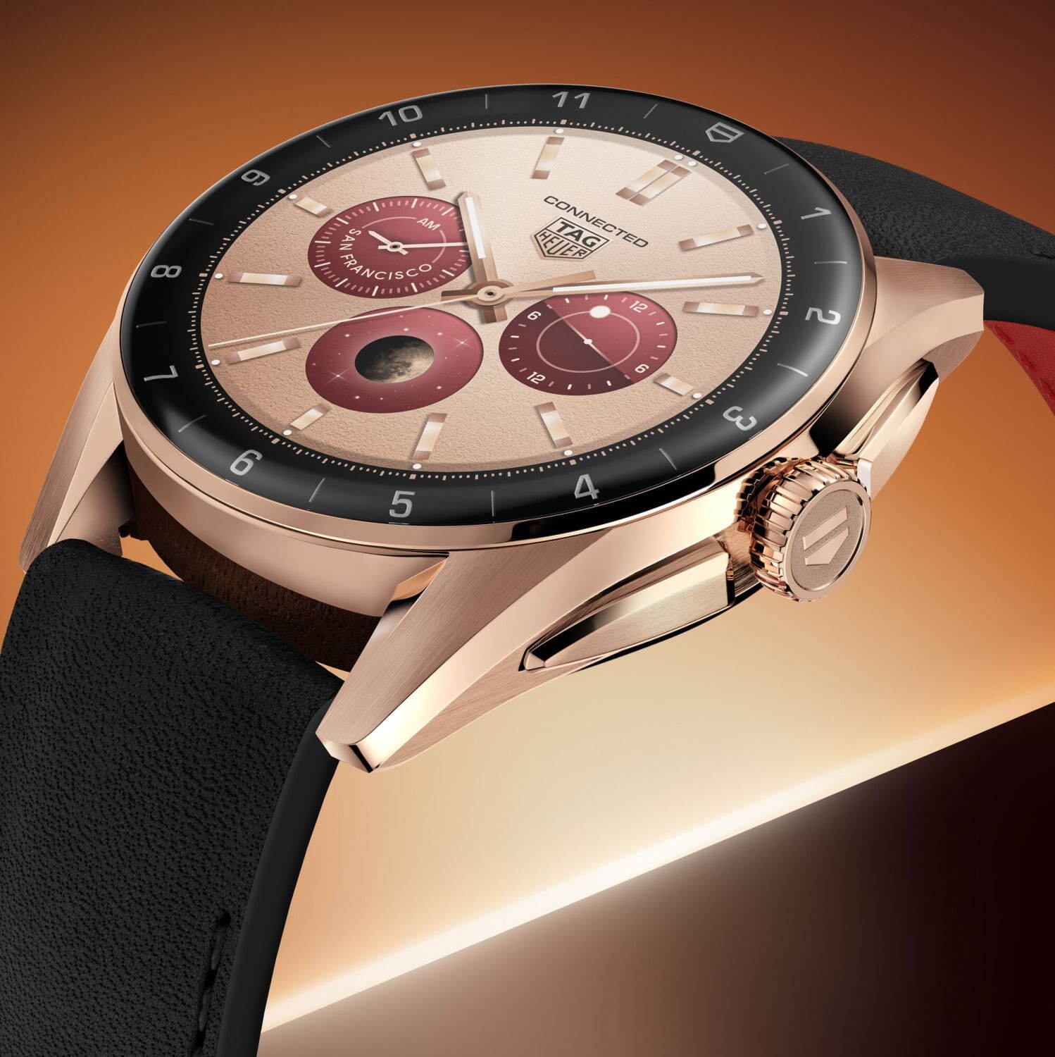 タグ・ホイヤー新作スマートウォッチ、マットブラック×艶やかな金の