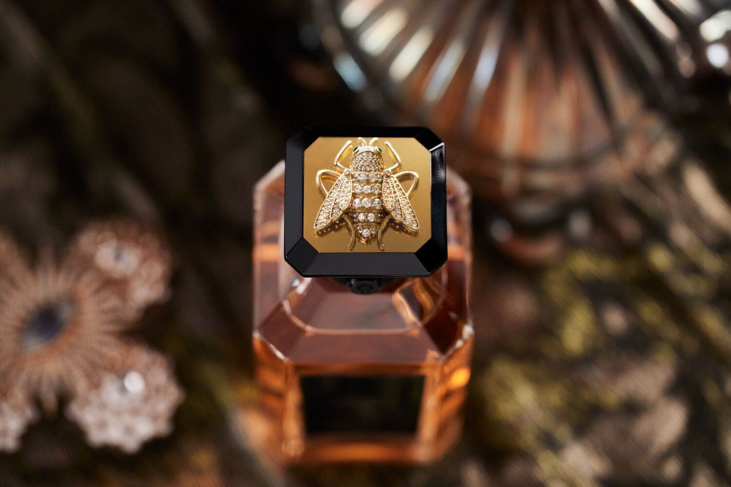 ゲラン23年クリスマスフレグランス、煌めく“アニマル”の限定