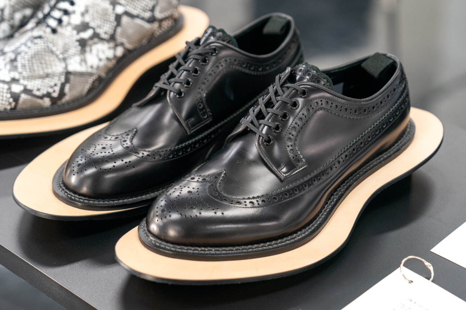 コム デ ギャルソン・オム プリュス×キッズ ラブ ゲイト、“プレート”を