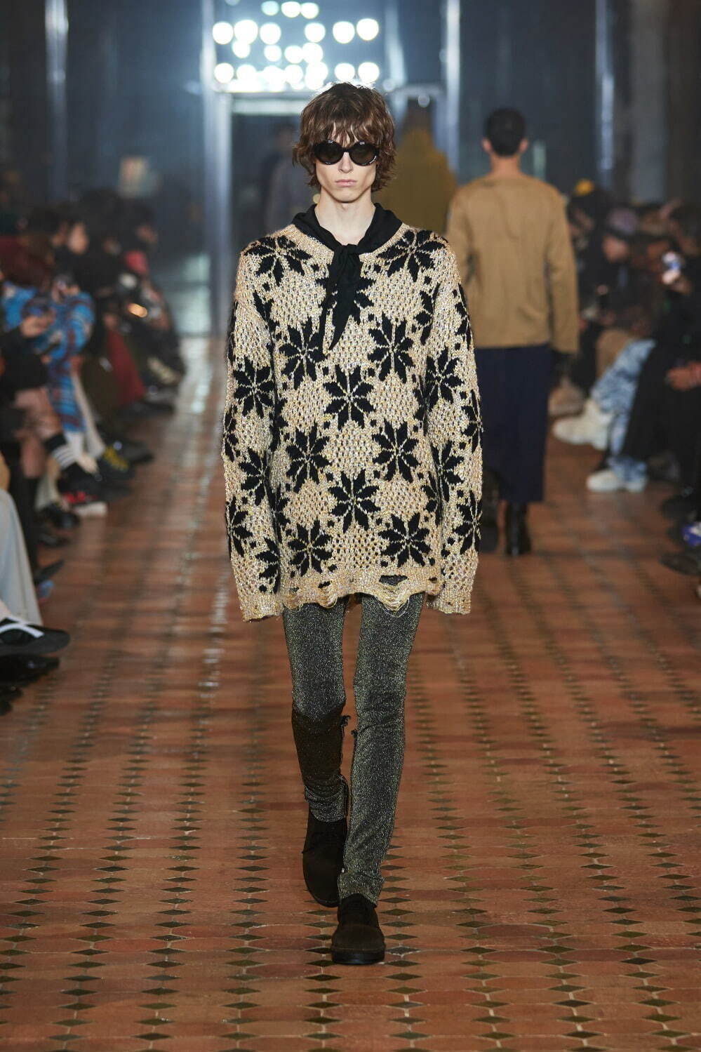 ベッドフォードの24年秋冬新作、“光きらめく”雪柄ニット＆花咲き乱れる