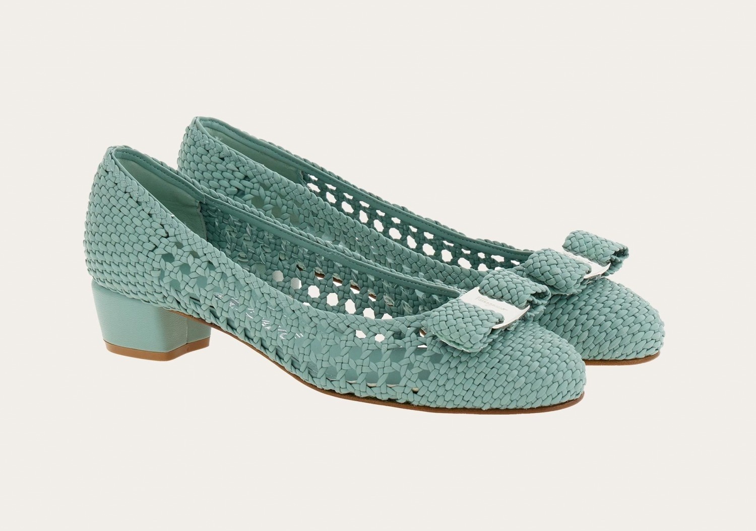 フェラガモのシューズ「ヴァラ」「ヴァリナ」に“編み上げレザー×リボン