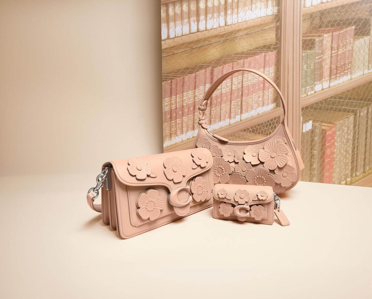 コーチの春色バッグ、恐竜「レキシー」シルエットや“花びら”モチーフ