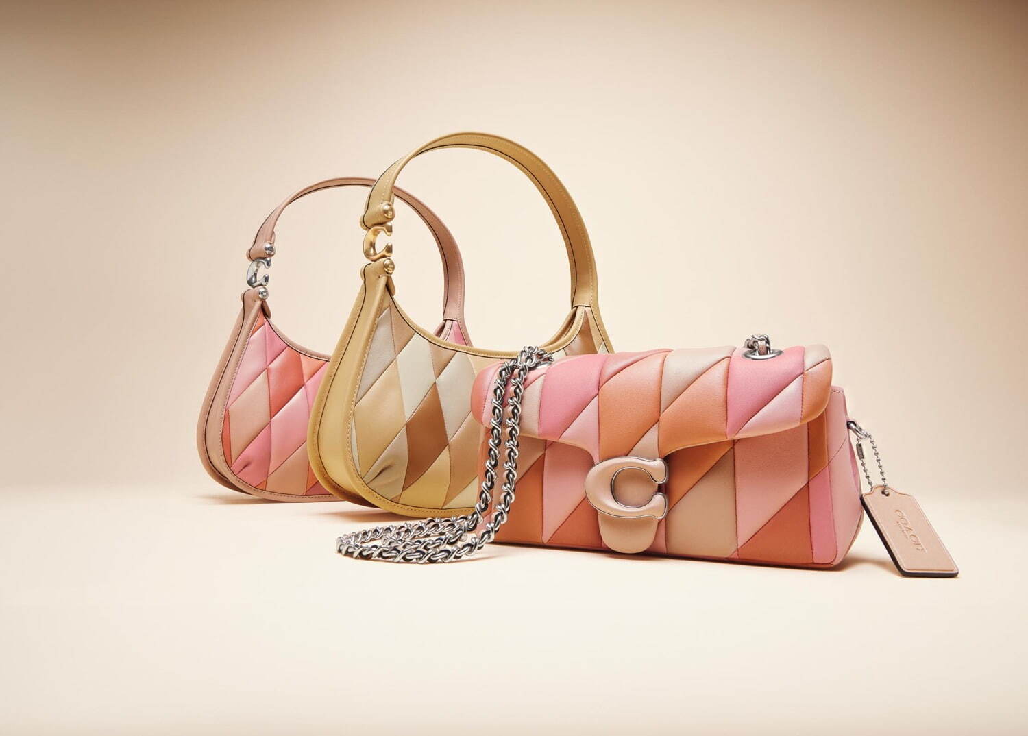 コーチの春色バッグ、恐竜「レキシー」シルエットや“花びら”モチーフ