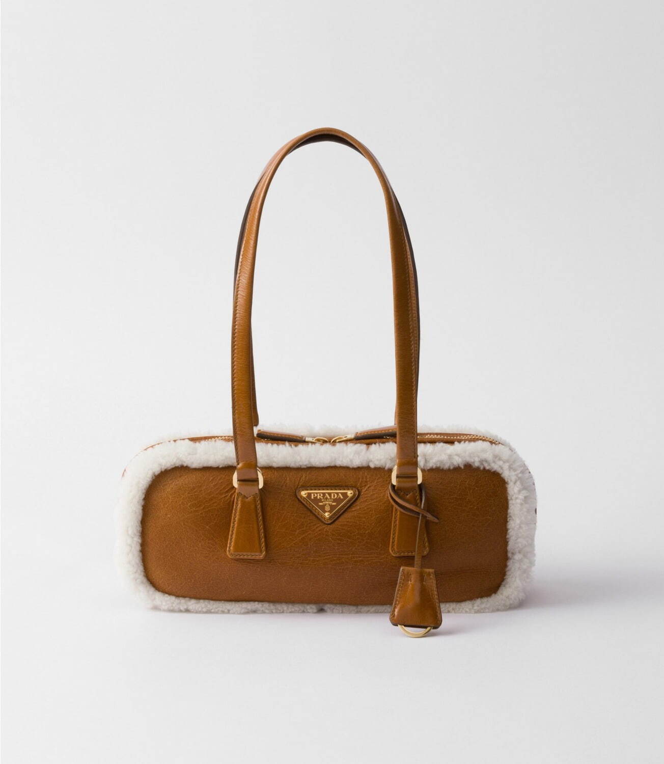 プラダ24年秋冬、ふんわりシアリングのハンドバッグやヴィンテージ加工