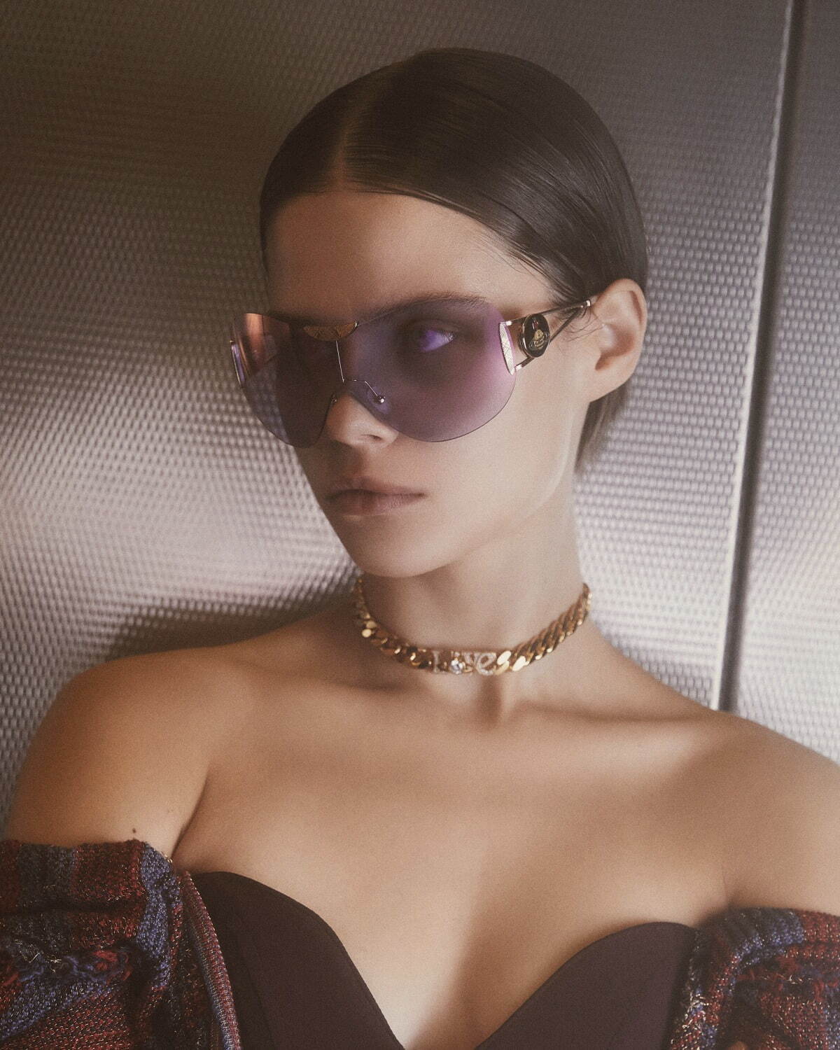 ヴィヴィアン・ウエストウッド24年春夏サングラス、“繊細なパール”付き