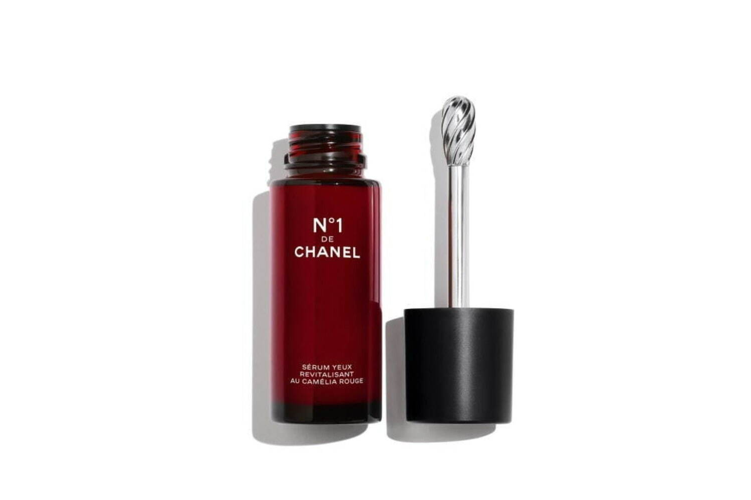 シャネル24年夏スキンケア、回転式アプリケーターでマッサージしながら