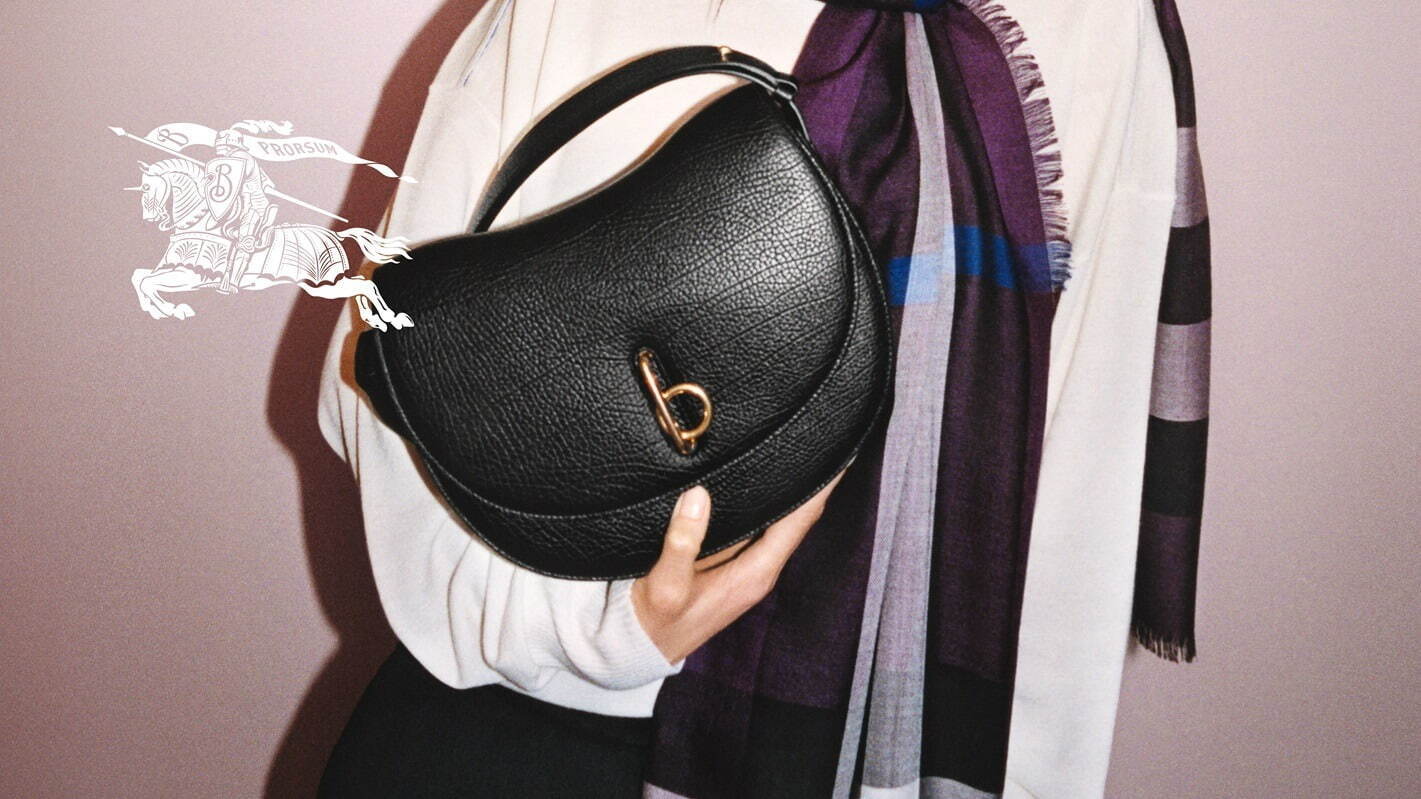 バーバリー「ロッキングホース」レザーバッグ、“揺り木馬”着想のカーブ