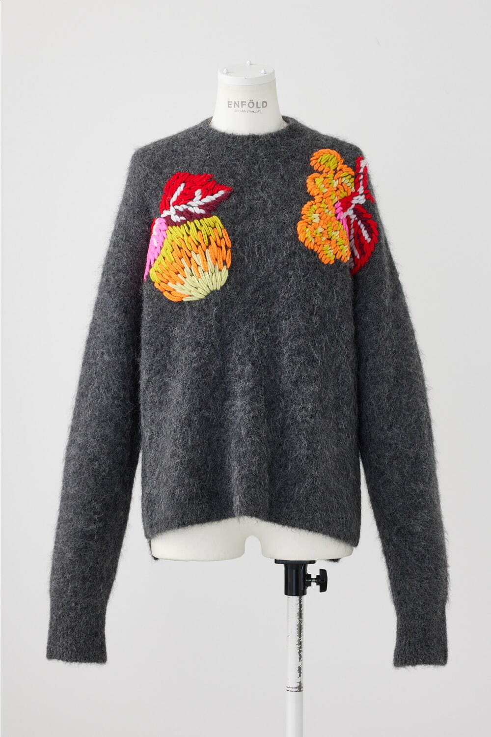 エンフォルド×ケイタマルヤマ、“花＆ぶどう”の刺繍入りニットや