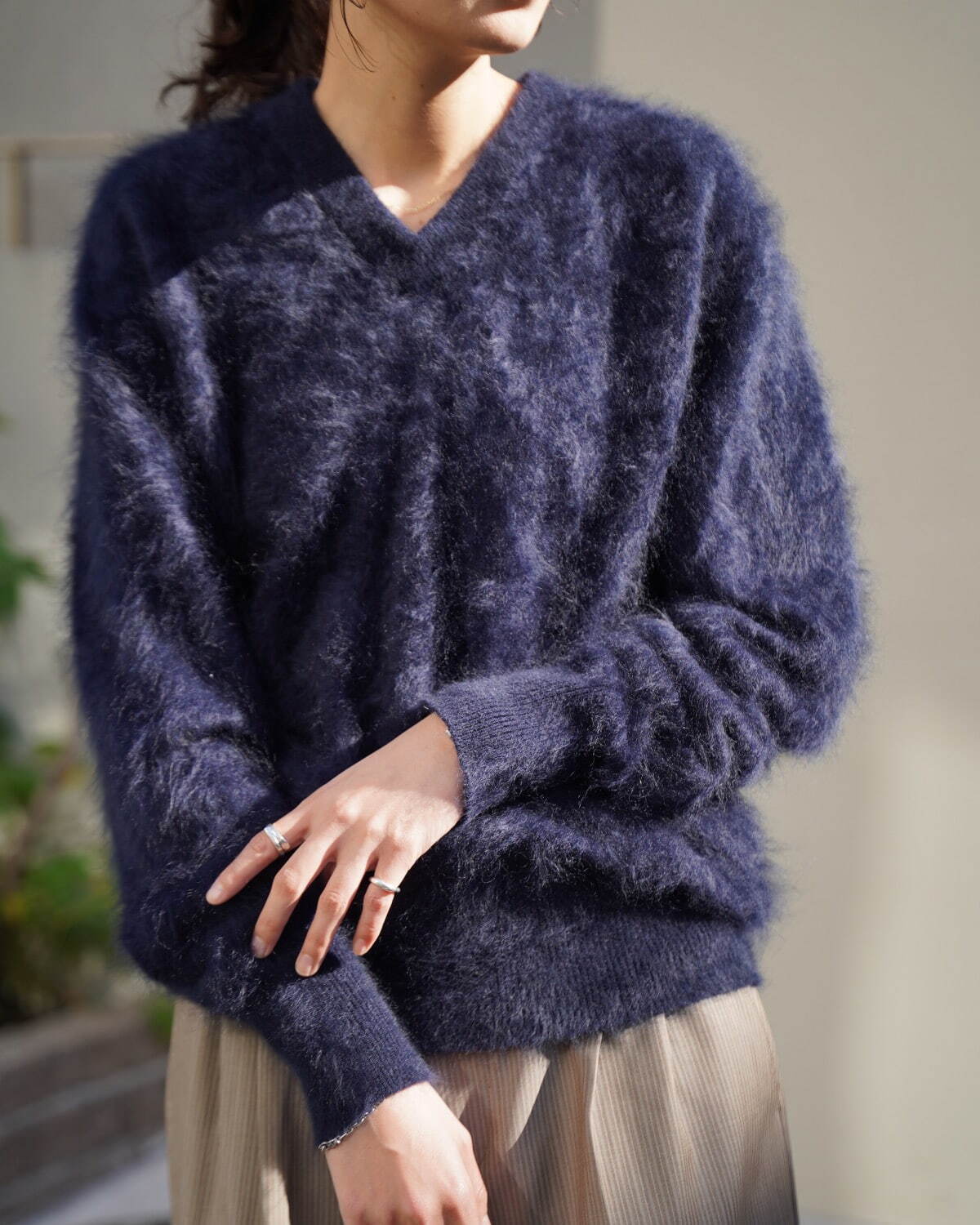 マーティーアンドサンズの1LDK限定Vネックニット、起毛感のある