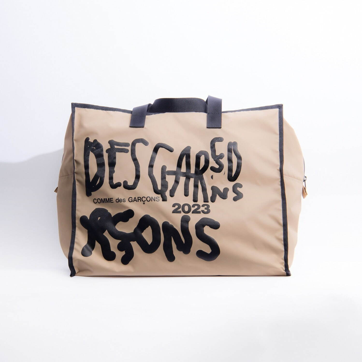 コム デ ギャルソンより「メッセージ ショッピング バッグ」ブラック